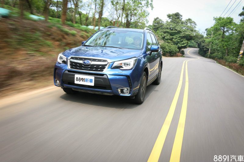 2.0i自然進氣版本的動力或許已夠用,但多加14萬元即可多享約90hp/15kgm的額外動能,渦輪引擎的充沛感受仍有相當程度的吸引力。 2.0i自然進氣版本的動力或許已夠用,但多加14萬元即可多享約90hp/15kgm的額外動能,渦輪引擎的充沛感受仍有相當程度的吸引力。