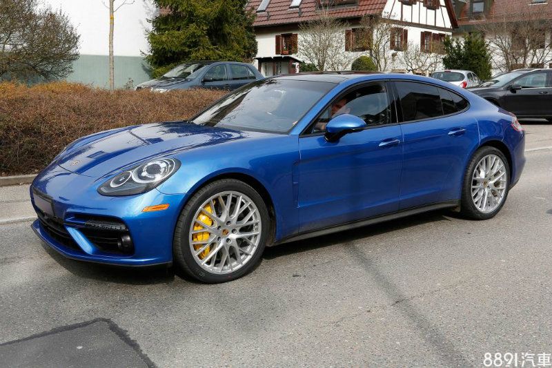 新款Panamera輪廓大致維持現有樣貌，但車頭頗有718 Boxster/Cayman的風格，並進行瘦身，車重減輕約100kg。