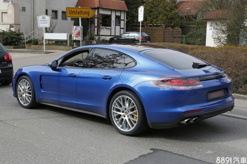 車尾仍採掀背造型，但燈組經過掩飾，無法看出真實樣貌。