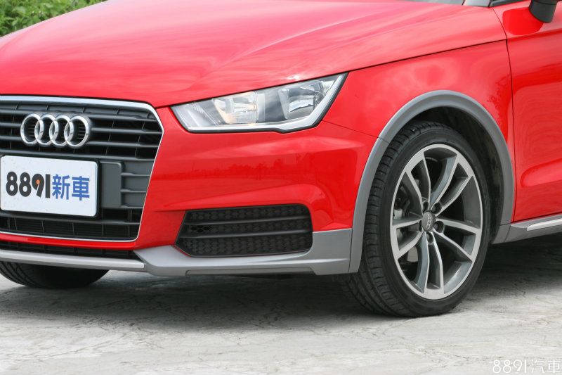 前下巴是以貼膜方式處理,鉑金灰貼膜質感就跟烤漆一樣平整、順滑,而輪弧則是有另外組件貼上,帶來近似小幅爆龜的感受。 前下巴是以貼膜方式處理,鉑金灰貼膜質感就跟烤漆一樣平整、順滑,而輪弧則是有另外組件貼上,帶來近似小幅爆龜的感受。