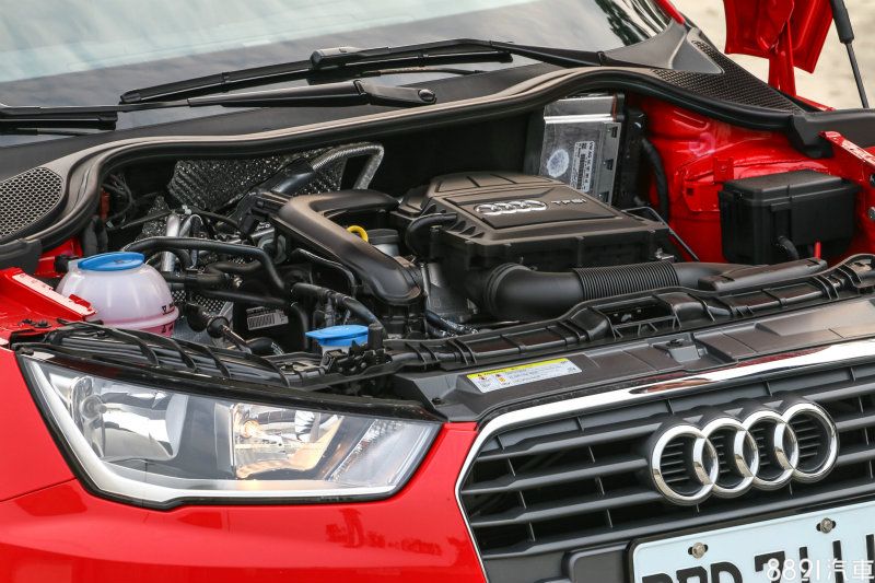 輕巧的1.0升渦輪增壓引擎,可帶來95hp/16.3kgm的馬力及扭力,加上七速雙離合器變速箱系統,助於順暢的加速表現,足以應付一般的日常生活的使用。 輕巧的1.0升渦輪增壓引擎,可帶來95hp/16.3kgm的馬力及扭力,加上七速雙離合器變速箱系統,助於順暢的加速表現,足以應付一般的日常生活的使用。