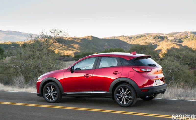 Mazda CX-3沿用Mazda 2的底盤,但Crossover SUV的身形在空間與乘坐感受上就是與轎車大相逕庭,有汽油及柴油兩種動力版本。 Mazda CX-3沿用Mazda 2的底盤,但Crossover SUV的身形在空間與乘坐感受上就是與轎車大相逕庭,有汽油及柴油兩種動力版本。