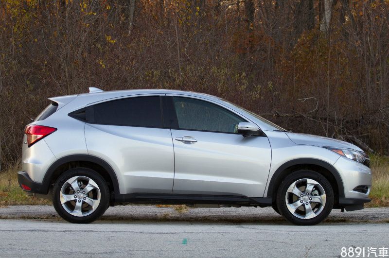 Honda HR-V較CR-V更小一級,由Fit為雛形發展而成,日規版本會推出油電混合及汽油版本兩種動力,國內已確定第三季國產化上市。 Honda HR-V較CR-V更小一級,由Fit為雛形發展而成,日規版本會推出油電混合及汽油版本兩種動力,國內已確定第三季國產化上市。