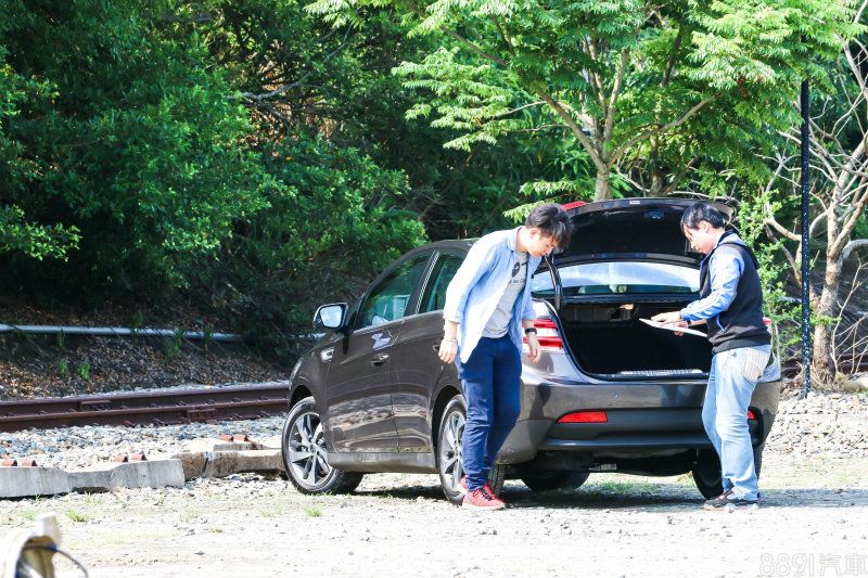 搭上全球跨界風潮,Luxgen針對S3喊出Cross Seden口號,但我們認為S3車身設計不具RV休旅氣息,反而跨在小型與中型房車市場之間,想要與Vios、City同級對手抗衡之外,也想銜接一點S5地位,希望能搶奪一些Altis中型級距的票房。 搭上全球跨界風潮,Luxgen針對S3喊出Cross Seden口號,但我們認為S3車身設計不具RV休旅氣息,反而跨在小型與中型房車市場之間,想要與Vios、City同級對手抗衡之外,也想銜接一點S5地位,希望能搶奪一些Altis中型級距的票房。