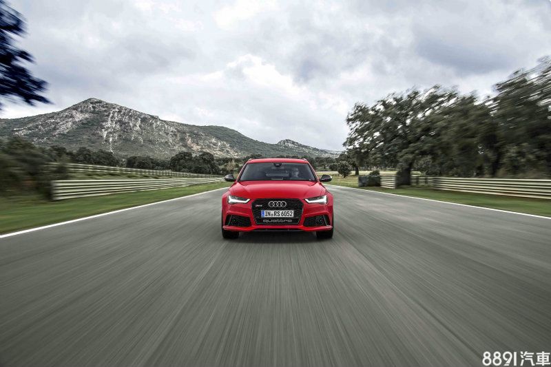 車主可透過Audi drive select,精準地將每一個底盤環節調整至最佳設定,當車輛進入dynamic動態行車模式設定下,進階跑車化懸吊系統可自動改變避震器之阻尼係數,讓車輛擁有更出色的車身穩定性、彎道操控表現和路面回饋反應。 車主可透過Audi drive select,精準地將每一個底盤環節調整至最佳設定,當車輛進入dynamic動態行車模式設定下,進階跑車化懸吊系統可自動改變避震器之阻尼係數,讓車輛擁有更出色的車身穩定性、彎道操控表現和路面回饋反應。