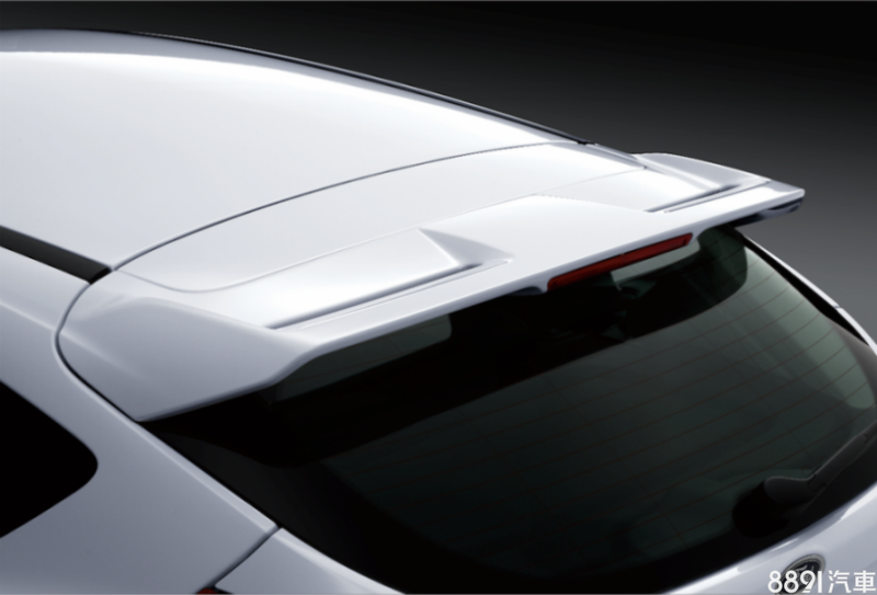 Focus賽道限量版於車尾加裝原廠擾流尾翼。