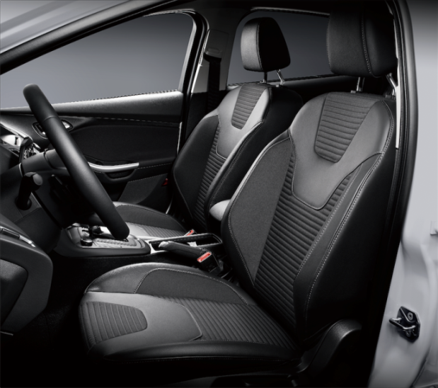 內裝除了配置跑車座椅，也配備方向盤換檔撥片，提升操控樂趣和便捷性。