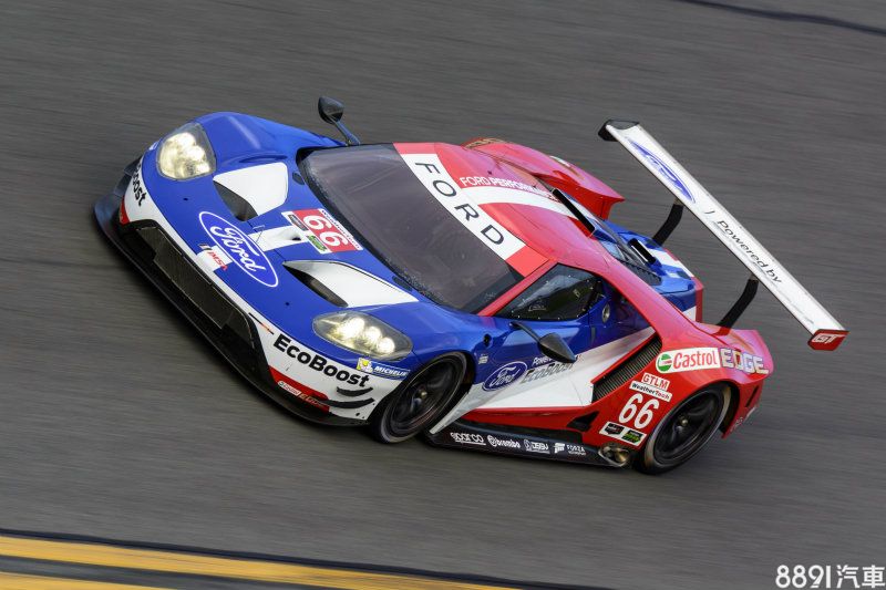 賽車版Ford GT以市售版Ford GT為基礎開發，除了搶眼的車身彩繪外，為了因應賽事所需，量身打造的空力套件也不可少，預計於今年六月下旬重返利曼24小時耐力賽。此次，Ford GT搭載3.5升EcoBoost渦輪增壓引擎，運用缸內直噴、可變汽門正時系統與渦輪增壓三大關鍵技術，最大馬力預計可衝破600hp大關。