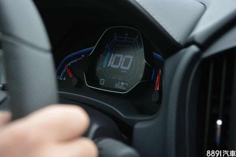 若順順開,S3的高速表現十分靜謐舒適,時速100km/h時的引擎轉速僅有1800rpm,對於高速油耗也有正面助益。 若順順開,S3的高速表現十分靜謐舒適,時速100km/h時的引擎轉速僅有1800rpm,對於高速油耗也有正面助益。