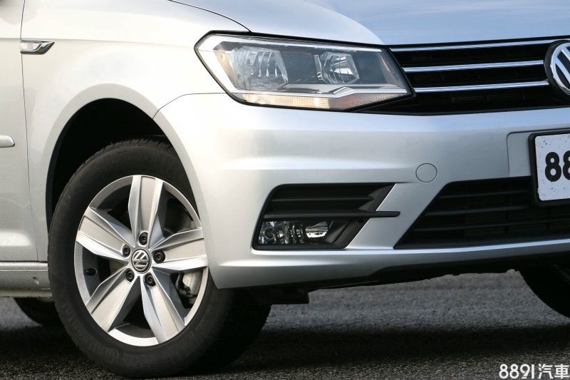 造型銳利化的頭燈組為鹵素光源，但具備自動啟閉功能，而五幅式16吋圈胎組搭配尺碼為205/55R16的馬牌ContiEcoContact，實際表現安靜舒適。