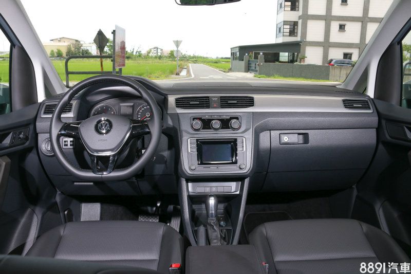 中控台造型容易與其他VW車款大致相仿，朝向乘用車的設計風格，但少了多功能方向盤，在操作定速與音響稍嫌不便。