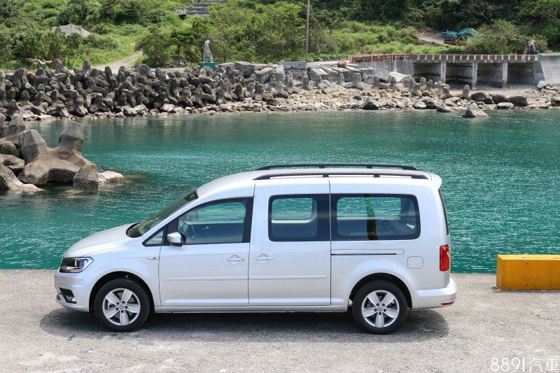 車體輪廓與上一代車型大同小異，維持挑高的身形與隱藏式C柱設計。   