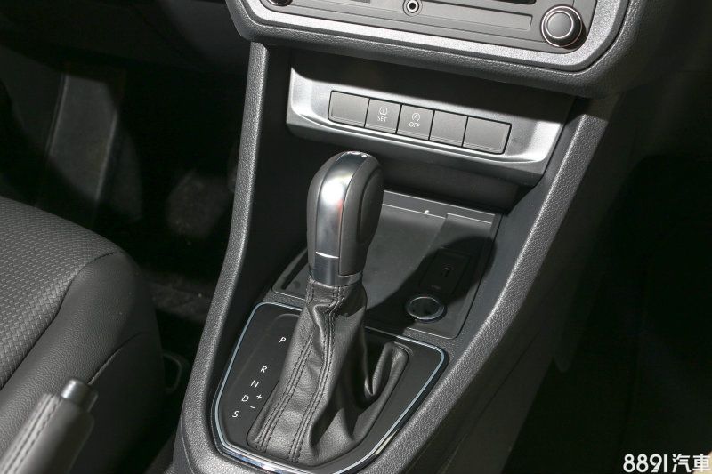 已有相當成熟度的7速DSG變速箱，聰明的檔位邏輯以及換檔動作迅速，替Caddy Maxi的動力表現加分不少。