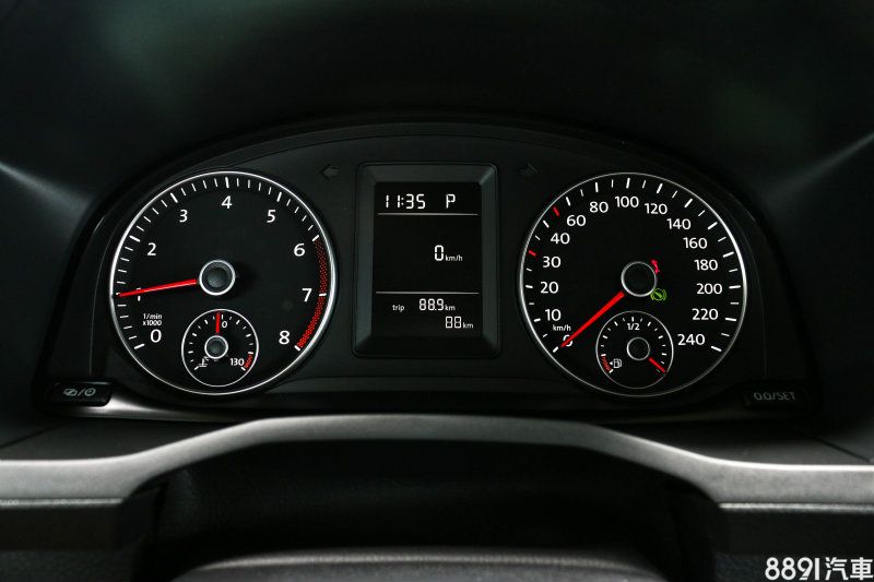 駕駛儀錶相當易於判讀，中央約3吋左右的單色螢幕可顯示旅程電腦與車門啟閉狀態等資訊。