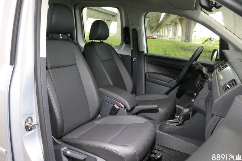 前座椅皆為手動調整，採高坐姿，提供不俗的視野表現，而原廠雖稱為透氣皮質座椅，但當天30度以上的氣溫下，仍會感到悶熱。