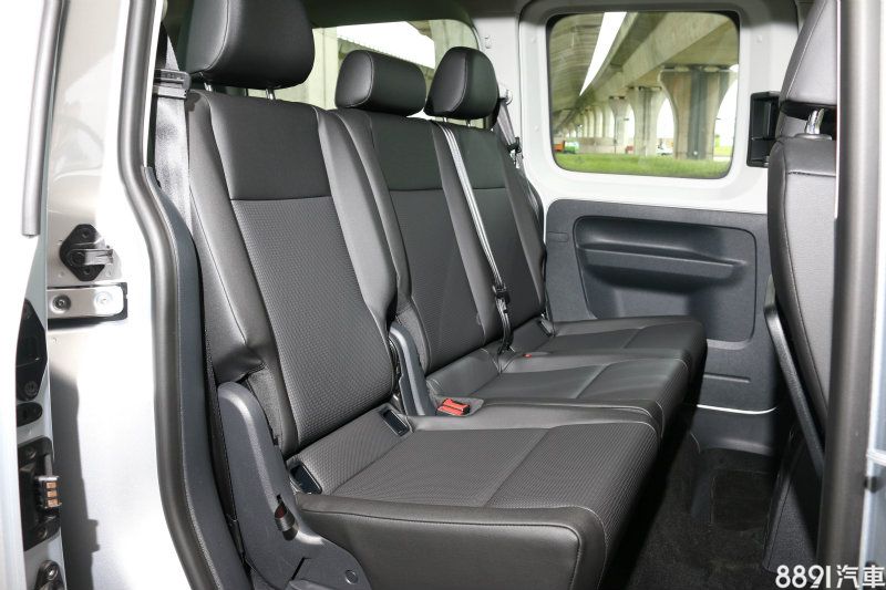 第二排座椅的橫向表現良好，三位乘客比肩而坐也不感到擁擠，值得一提的是，蝴蝶式車窗開啟功能為選配項目，標配則為封閉性無法開啟。