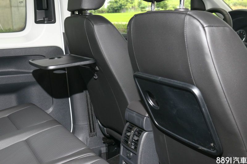 前座椅背摺疊餐桌頗為實用，並具備後座冷氣出風口，而膝部空間以此類車型來說不算闊綽，但算是夠用。