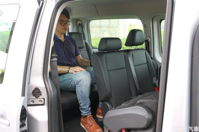 第二排座椅無法前後滑移的情況下，以身高175cm的成年男性來說，第三排的空間，膝部仍有約3cm餘裕。