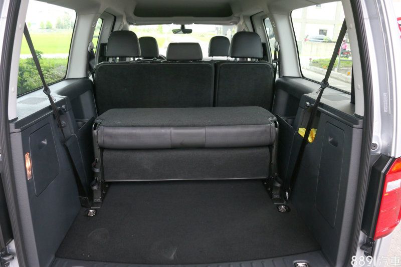 若需要大量的載物需求，將第二、三排拆卸後可提供3880L的大肚量。