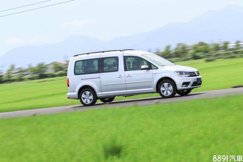 經過P-Box實測，Caddy Maxi的0～100km/h加速花費12.48秒，100～0km/h煞停則是3.56秒＠50.49m，整體表現中規中矩，其動力仍以平順為主。