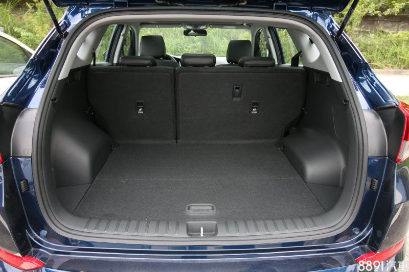 行李箱容積約500L,在同級距車型中已具有高水準的表現。 行李箱容積約500L,在同級距車型中已具有高水準的表現。