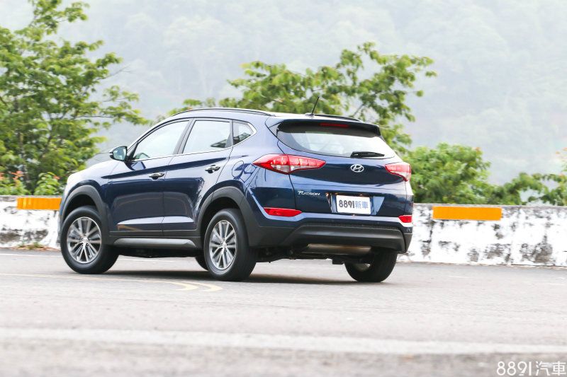 畢竟仍屬於家庭用SUV,因此Tucson底盤回饋不宜過於硬朗,因此別因擁有Sachs避震器就期待宛若性能SUV身手,這樣對Tucson是不公平的。 畢竟仍屬於家庭用SUV,因此Tucson底盤回饋不宜過於硬朗,因此別因擁有Sachs避震器就期待宛若性能SUV身手,這樣對Tucson是不公平的。