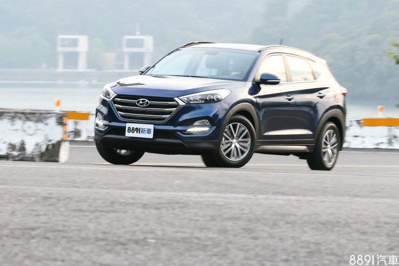 車頭指向反應還算明確,坦白說,整體操控性雖未達同級標竿,但也已有優異表現。 車頭指向反應還算明確,坦白說,整體操控性雖未達同級標竿,但也已有優異表現。