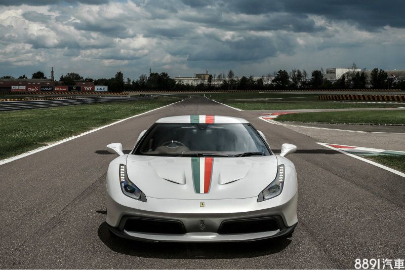 車頭下擾流採用鋁合金與碳纖維材質打造,不但更具氣勢,也增進車頭於高速時的下壓力。 車頭下擾流採用鋁合金與碳纖維材質打造,不但更具氣勢,也增進車頭於高速時的下壓力。