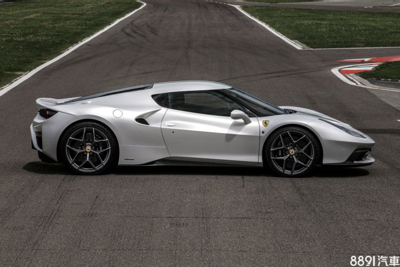 車側除了特殊的車頂造型,也增加一組額外的進氣口,強化引擎的進氣效果。 車側除了特殊的車頂造型,也增加一組額外的進氣口,強化引擎的進氣效果。