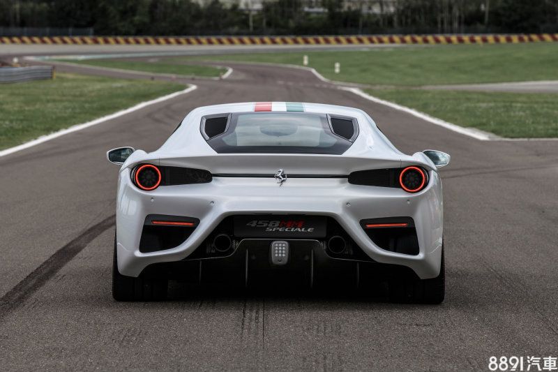 整體車尾幾乎跳脫原來458 Speciale設計,增添大量新世代設計元素後,呈現更細緻的競技風格。 整體車尾幾乎跳脫原來458 Speciale設計,增添大量新世代設計元素後,呈現更細緻的競技風格。