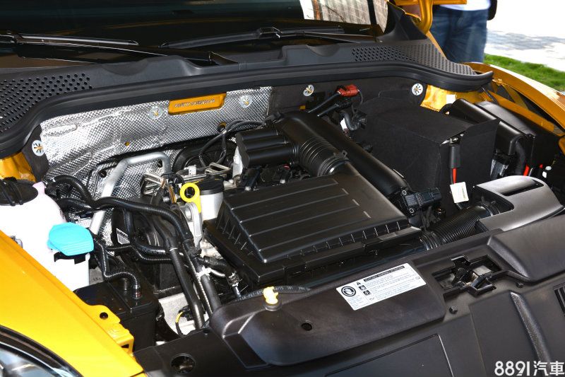 Beetle Dune搭載1.4升渦輪引擎,可帶來最大馬力與扭力150hp/25.5kgm,極速可達203km/h,8.7秒可完成0~100km/h加速。 Beetle Dune搭載1.4升渦輪引擎,可帶來最大馬力與扭力150hp/25.5kgm,極速可達203km/h,8.7秒可完成0~100km/h加速。