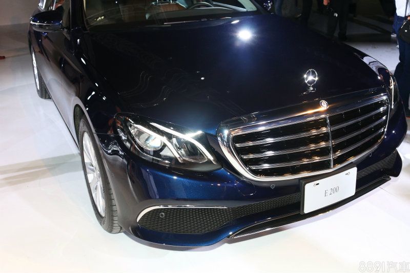 目前全車系僅有E200 Avantgarde Lux豪華版可另行選擇Exclusive外觀套件,採用立標式廠徽,在下氣壩也多了鍍鉻飾條,讓車頭看來更豪華貴氣。 目前全車系僅有E200 Avantgarde Lux豪華版可另行選擇Exclusive外觀套件,採用立標式廠徽,在下氣壩也多了鍍鉻飾條,讓車頭看來更豪華貴氣。