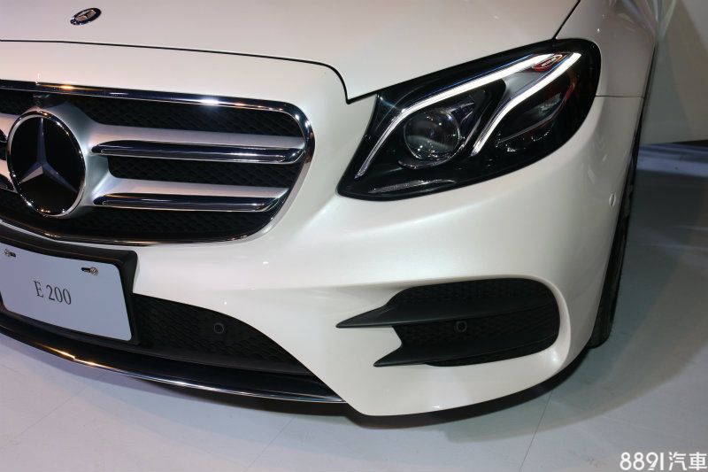 AMG Line外觀套件為E200 Avantgarde Lux旗艦版標準配備,有著更為跑格的扮相,而多光束LED頭燈組內置84個獨立晶片模組,可依狀況隨時調整照明範圍。 AMG Line外觀套件為E200 Avantgarde Lux旗艦版標準配備,有著更為跑格的扮相,而多光束LED頭燈組內置84個獨立晶片模組,可依狀況隨時調整照明範圍。
