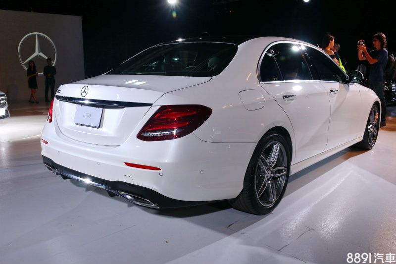 車尾造型有著品牌轎車一貫的設計風格,乍看下與C-Class十分相似,但尾燈內部構造稍有不同。 車尾造型有著品牌轎車一貫的設計風格,乍看下與C-Class十分相似,但尾燈內部構造稍有不同。