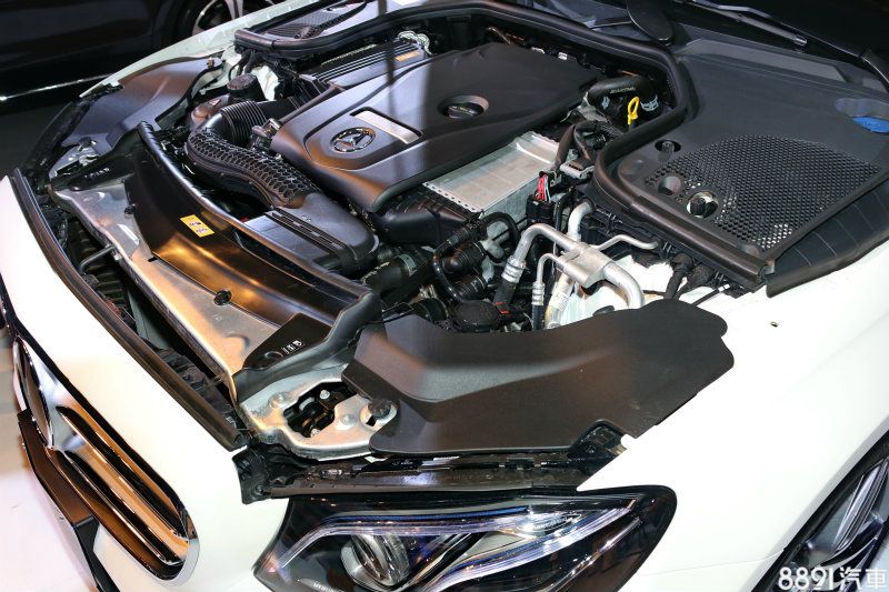 E200則是搭載與先前款相同的動力單元,有著184hp/30.6kgm的最大輸出,搭配9速手自排變速箱,可繳出13.9km/L的平均油耗。 E200則是搭載與先前款相同的動力單元,有著184hp/30.6kgm的最大輸出,搭配9速手自排變速箱,可繳出13.9km/L的平均油耗。