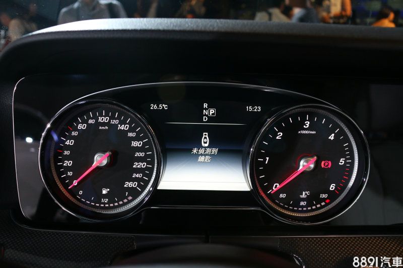無配置雙12.3吋螢幕系統的車型,採用傳統雙圓式指針儀錶,但中央的螢幕尺寸不小,仍有不俗的辨識度。 無配置雙12.3吋螢幕系統的車型,採用傳統雙圓式指針儀錶,但中央的螢幕尺寸不小,仍有不俗的辨識度。