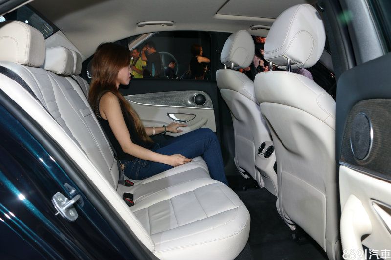 軸距較前代車型增加了65mm,以158cm的成年女性示範,後座的膝部與頭部仍有相當寬裕的空間。 軸距較前代車型增加了65mm,以158cm的成年女性示範,後座的膝部與頭部仍有相當寬裕的空間。