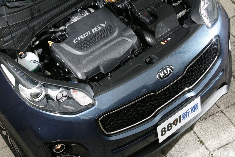 國內導入的Sportage全車系皆採用此具2.0升GRDi柴油引擎,最大動力為185hp/41.0kgm,1750rpm~2750rpm的扭力峰值域相當實用。 國內導入的Sportage全車系皆採用此具2.0升GRDi柴油引擎,最大動力為185hp/41.0kgm,1750rpm~2750rpm的扭力峰值域相當實用。