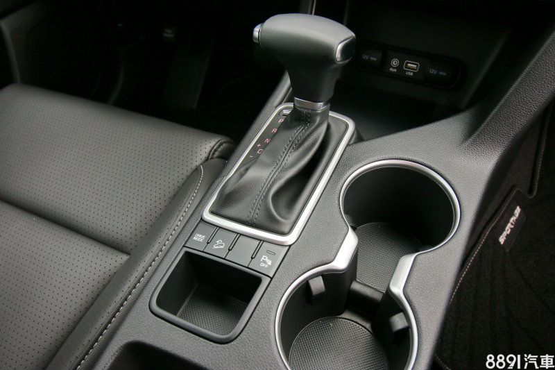 全車系均搭載Drive Moda可變行車模式,其中特性差異算是明顯,Sport模式下可讓動力調性更為即時,稍重的方向盤手感也助於把持的穩定性。 全車系均搭載Drive Moda可變行車模式,其中特性差異算是明顯,Sport模式下可讓動力調性更為即時,稍重的方向盤手感也助於把持的穩定性。