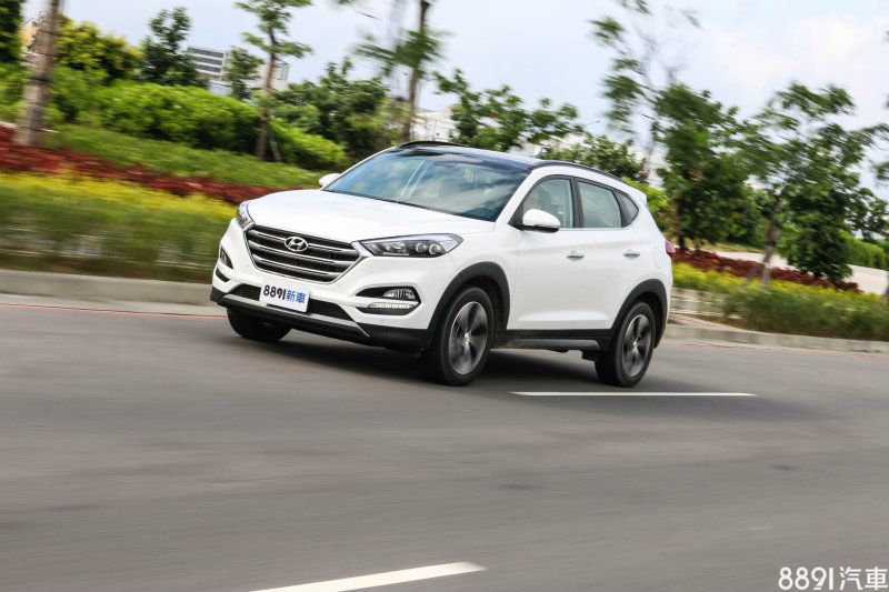 Tucson引擎由前代車型調整而來,最大輸出為185hp/41.0kgm,扭力峰值由先前的1800~2500rpm改為更廣的1750~2750rpm,帳面數據不錯,而低速油門反應線性受控,這點值得稱讚。 Tucson引擎由前代車型調整而來,最大輸出為185hp/41.0kgm,扭力峰值由先前的1800~2500rpm改為更廣的1750~2750rpm,帳面數據不錯,而低速油門反應線性受控,這點值得稱讚。