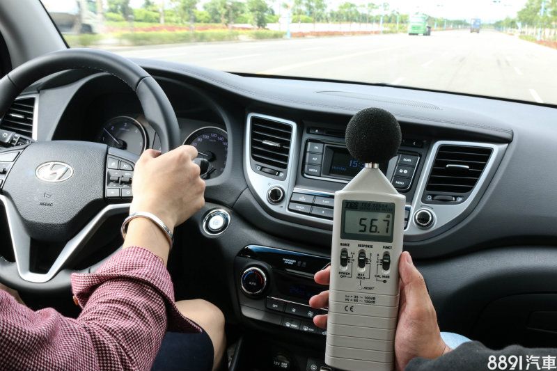 此回評比加入了噪音實測項目,對於有意挑選此類柴油SUV車型的消費者而言,雖然不能以汽油車的標準看待,但至少要在可接受範圍,相信任誰也不願意花上百萬出頭的預算,卻買到像是商用一般的柴油車。首先,兩車空調均設定至第一段風速,溫度則是24℃,並將分貝計置放於中控台下緣;而測試項目包含P檔位下怠速以及車輛時速40km/h、100km/h狀態,以上皆以30秒作為採樣標準。 此回評比加入了噪音實測項目,對於有意挑選此類柴油SUV車型的消費者而言,雖然不能以汽油車的標準看待,但至少要在可接受範圍,相信任誰也不願意花上百萬出頭的預算,卻買到像是商用一般的柴油車。首先,兩車空調均設定至第一段風速,溫度則是24℃,並將分貝計置放於中控台下緣;而測試項目包含P檔位下怠速以及車輛時速40km/h、100km/h狀態,以上皆以30秒作為採樣標準。