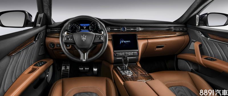 中控台上依舊嵌有Maserati橢圓形石英鐘,下方亦配置Maserati Touch Control的8.4吋螢幕,多了手機鏡射功能,排檔桿周遭按鍵設計也不同於以往。 中控台上依舊嵌有Maserati橢圓形石英鐘,下方亦配置Maserati Touch Control的8.4吋螢幕,多了手機鏡射功能,排檔桿周遭按鍵設計也不同於以往。
