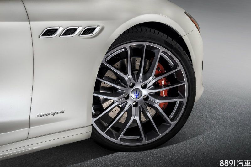 GranSport套件強調Quattroporte的運動化風格,賦予其較具侵略性的外觀,配備21吋多幅式鋁圈,搭配紅色活塞卡鉗,輪圈中央的藍色品牌徽飾,與車側GranSport字樣均顯示其身分。 GranSport套件強調Quattroporte的運動化風格,賦予其較具侵略性的外觀,配備21吋多幅式鋁圈,搭配紅色活塞卡鉗,輪圈中央的藍色品牌徽飾,與車側GranSport字樣均顯示其身分。