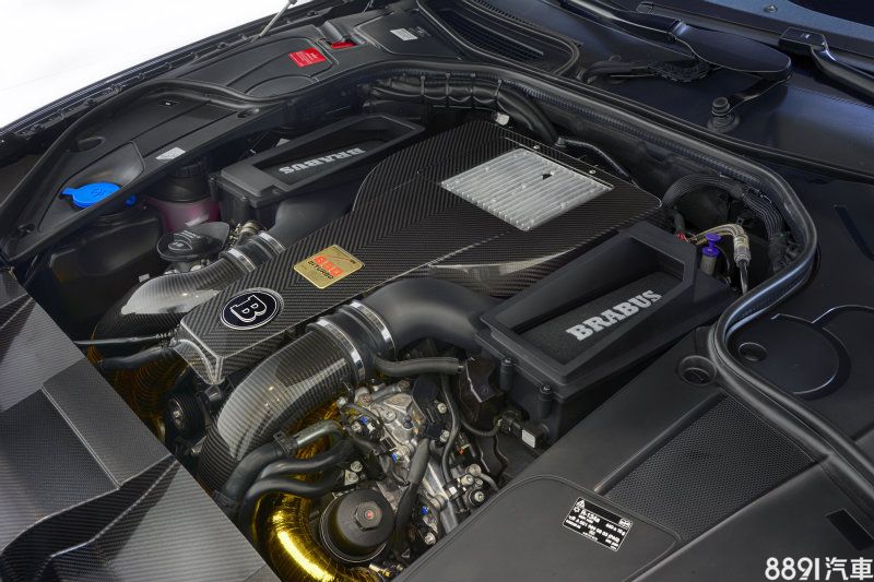 經Brabus調校過的6.0升雙渦輪增壓引擎,讓850 6.0 Biturbo Cabrio擁有850hp/147.9kgm的驚人輸出,成為目前世界最快雙門敞篷。 經Brabus調校過的6.0升雙渦輪增壓引擎,讓850 6.0 Biturbo Cabrio擁有850hp/147.9kgm的驚人輸出,成為目前世界最快雙門敞篷。