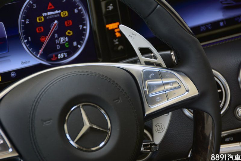 方向盤後方配置鋁製換檔撥片,上面也有Brabus品牌徽飾。 方向盤後方配置鋁製換檔撥片,上面也有Brabus品牌徽飾。