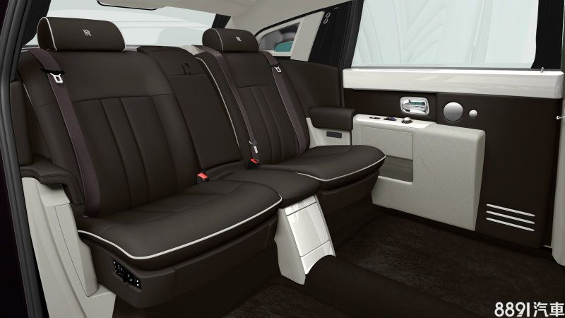 國內限量一台的Phantom EWB內室多使用皮質與原木飾板,其中白木飾板工法尤其複雜精緻,展現尊貴的質感氛圍。 國內限量一台的Phantom EWB內室多使用皮質與原木飾板,其中白木飾板工法尤其複雜精緻,展現尊貴的質感氛圍。