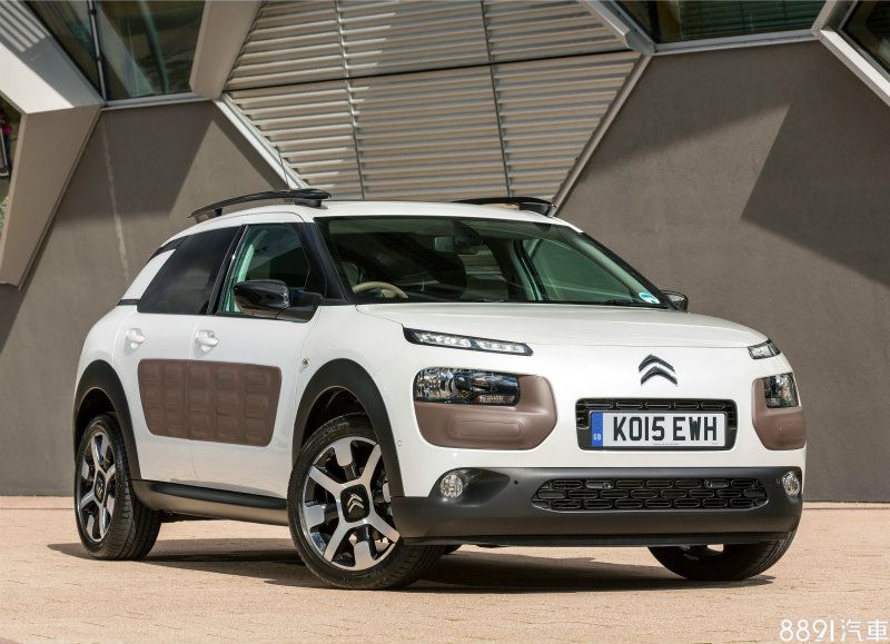 C3外觀特點,包括分離式頭燈組、車側Airbump、圓弧形車身,均有C4 Cactus的影子,就像縮小版C4 Cactus一樣。 C3外觀特點,包括分離式頭燈組、車側Airbump、圓弧形車身,均有C4 Cactus的影子,就像縮小版C4 Cactus一樣。