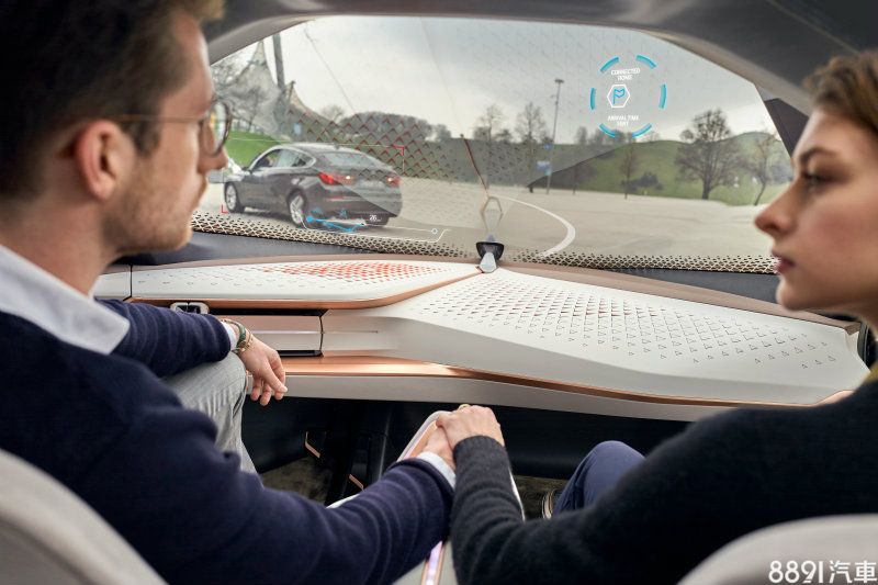 BMW百年紀念概念車款Vision Next 100,提供「Boost Mode」和「Ease Mode」兩種駕駛模式可選,只需輕觸方向盤中央的廠徽即可切換。當車輛選擇「Boost Mode」自動駕駛時,方向盤就會收折起來,而雙前座椅也能調整轉向,讓車內乘客成為對坐模式。 BMW百年紀念概念車款Vision Next 100,提供「Boost Mode」和「Ease Mode」兩種駕駛模式可選,只需輕觸方向盤中央的廠徽即可切換。當車輛選擇「Boost Mode」自動駕駛時,方向盤就會收折起來,而雙前座椅也能調整轉向,讓車內乘客成為對坐模式。