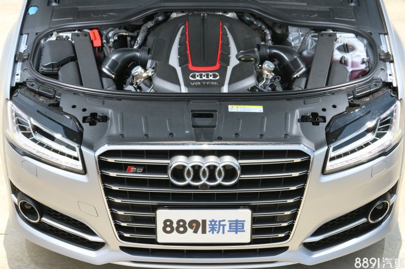 雖然S8不是RS系列，但4.0升V8雙渦輪引擎即與RS6/RS7共通，馬力605hp與RS6/RS7 Performance版本相同，不過其實兩者引擎在進氣路徑規劃上有不同，S8為左右獨立，RS6/RS7則是單邊進氣後再一分為二供應兩邊汽缸，S8設計會有更佳的對稱效率。