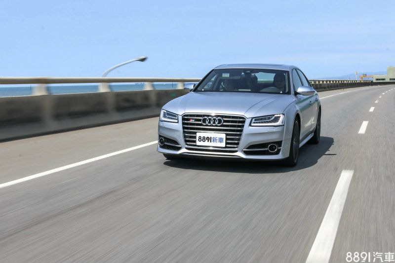 0～100km/h實測跑出3.7秒數據著實讓我們大吃一驚，這可是重達兩噸的豪華旗艦，且過程穩定、沉著，不似純種跑車那般驚天動地，氣質符合其身分。